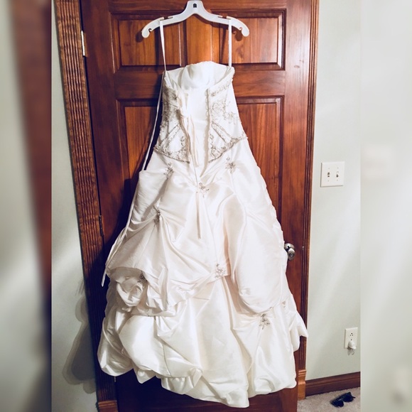 Alfred Angelo Wedding Gown in Ivory - Picture 5 of 11